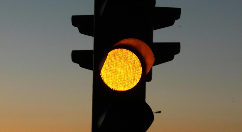 Ezt tegye, ha hirtelen sárgára vált a lámpa!