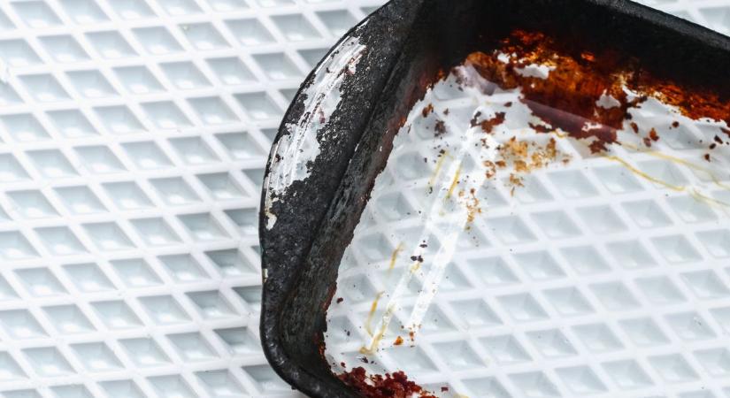 Ezzel a hétköznapi itallal pillanatok alatt tisztává varázsolható a tepsi