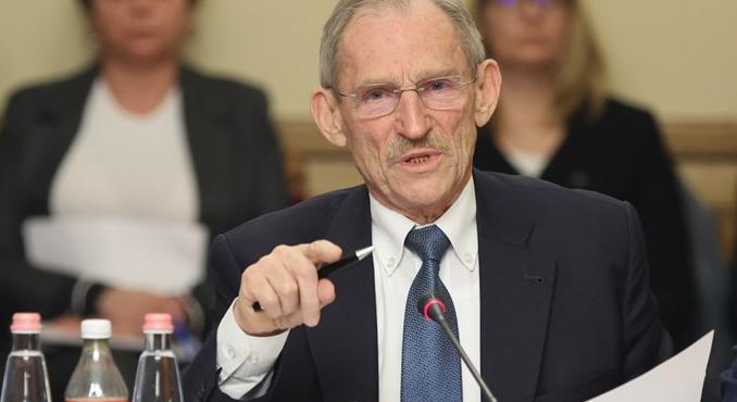 Bajban lesz Kosztolányi? Pintér Sándor betiltaná a drogok említését különféle művekben