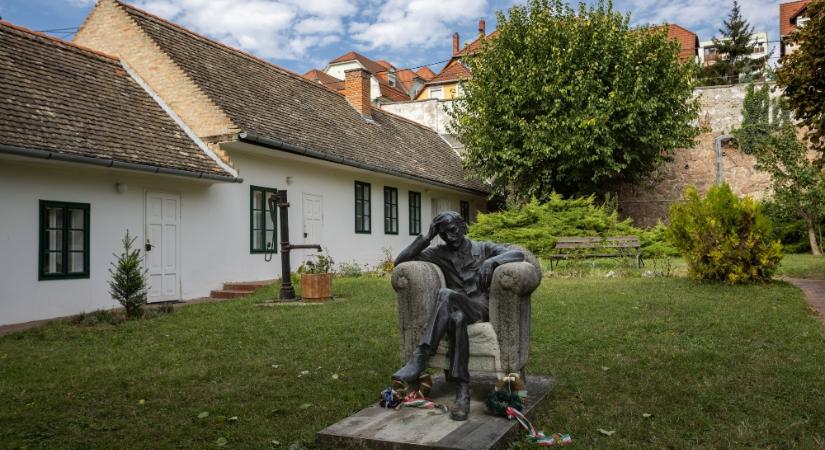 Sorsfordító döntéseket hozott az irodalom vezére