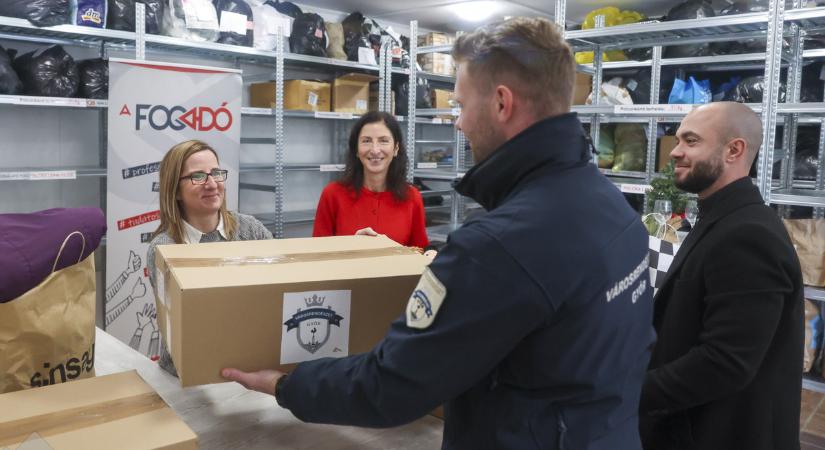 Tele dobozokkal érkeztek: a Városrendészet Győr is segítette a Fogadó ételgyűjtését