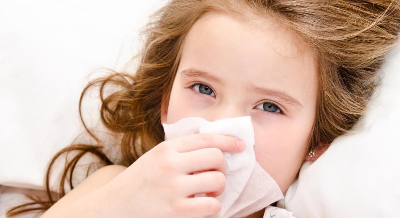 Veszélyes trend: ezért ne köpölyözd a náthás gyerek arcát a szakértő szerint