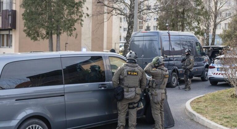 Fának csapódott az Orbán Viktor programjára kirendelt TEK-kocsi, négy ember kórházba került