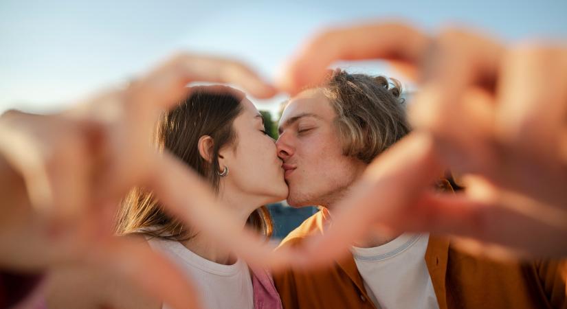 Megfejtették a lupus rejtélyét: egy csókkal kezdődhet a súlyos betegség