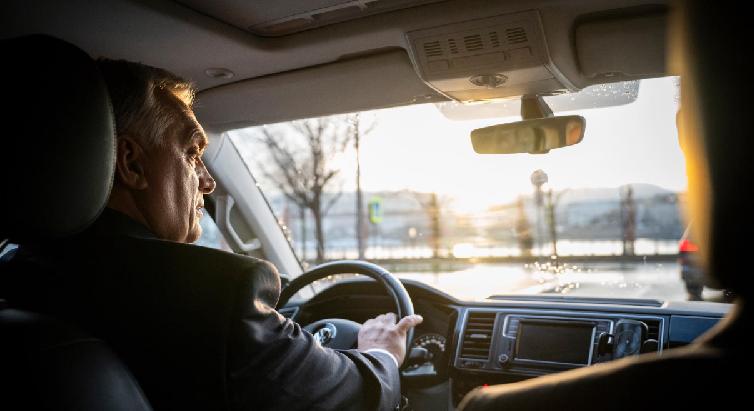 Fának csapódott egy Orbán Viktort kísérő kocsi, négyen kórházba kerültek