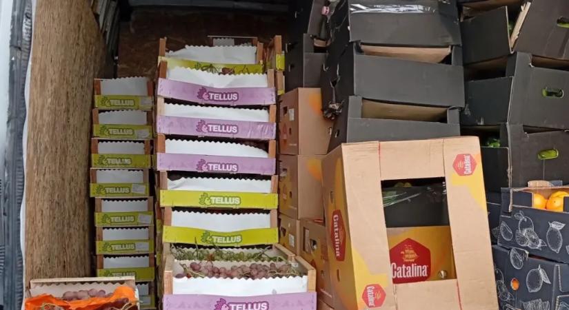 Illegális árusokra csapott le a NAV a Nagybani Piacnál Budapesten