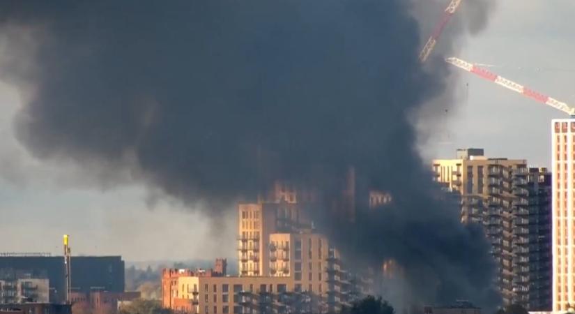 Hatalmas tűz volt Londonban: legalább 150 tűzoltót küldtek ki a helyszínre
