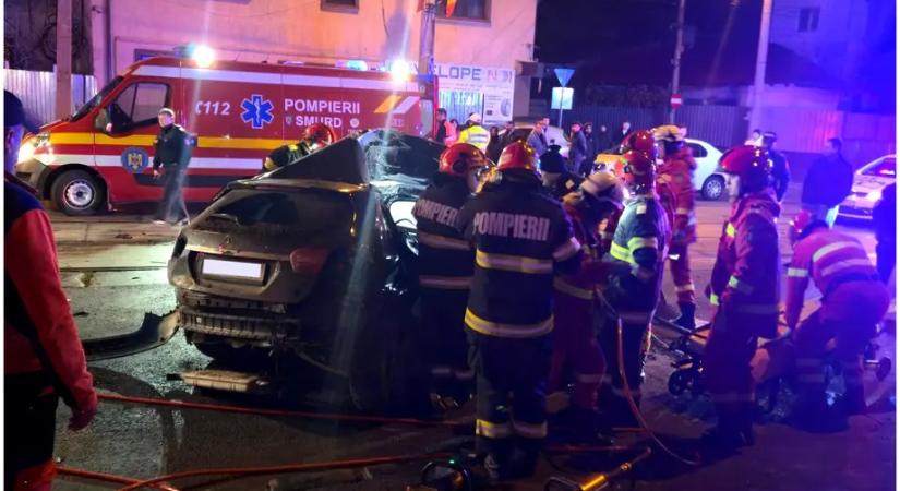 Villanyoszlopnak csapódott az autó, meghalt egy 20 éves lány