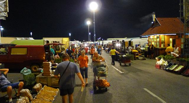 Razzia a Nagybani Piacon: illegális árusokra csapott le a NAV