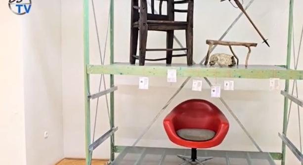 DSTV: széktárlat a múzeumban