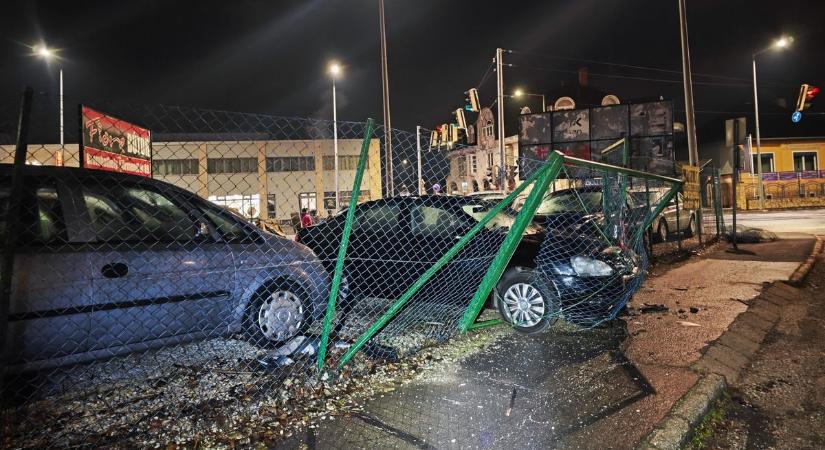Autókkal akarta áttörni az autókereskedés kerítését egy tolvaj Szombathelyen az éjjel - fotók