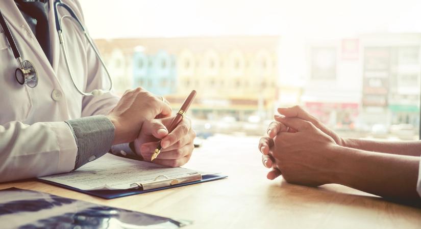 11 éves kisfiú halt meg órákkal azután, hogy a háziorvos torokfájással hazaküldte