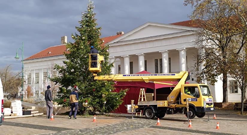 Egyre több dísz kerül a helyére – csodaszép lesz Szekszárd karácsonyfája (fotók)