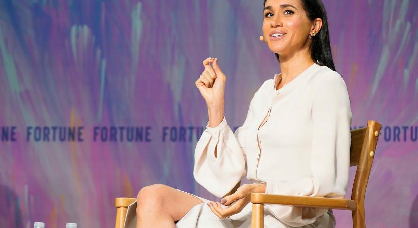 Meghan Markle-t lopással vádolják! Kisétált egy fotózásról egy 1700 dolláros ruhában