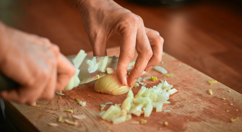 Hagymapucolás könnyek nélkül? A tudomány szerint ezzel a módszerrel lehetséges