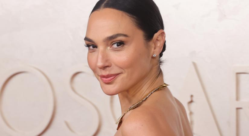Gal Gadot testre simuló ruhában mutatta meg hibátlan alakját: nem volt nála szebb