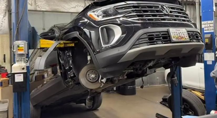 Videó: így esett le a 15 milliós Volkswagen az emelőről a gumis műhelyben