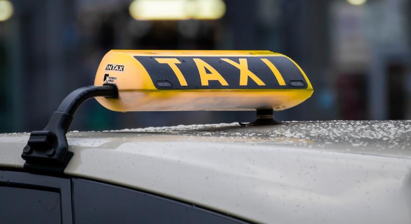 Rendőrautóval csattant egy taxi Budapesten, négyen kórházban