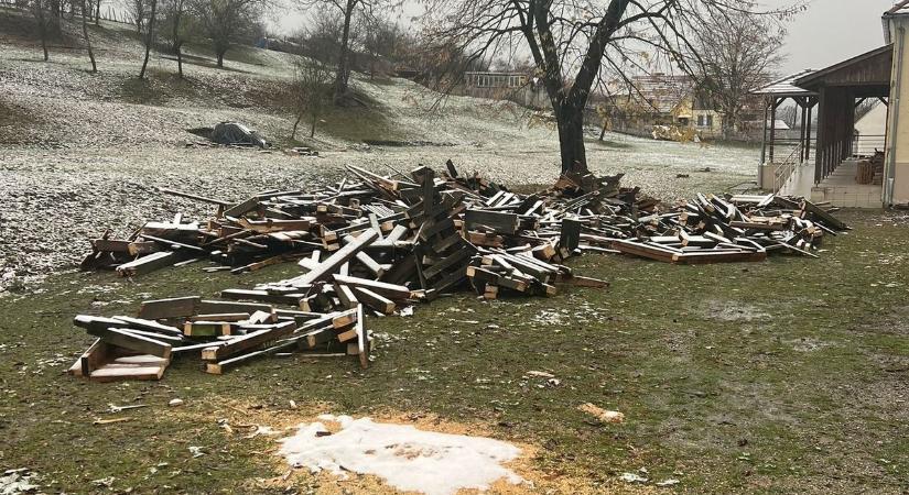 Elbontott kilátó faanyaga adhat meleget rászoruló családoknak