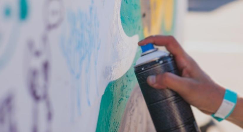 Bámulatos falfestmény lett a szegediek új kedvence, de a mesés látvány mögött fontos üzenet rejtőzik