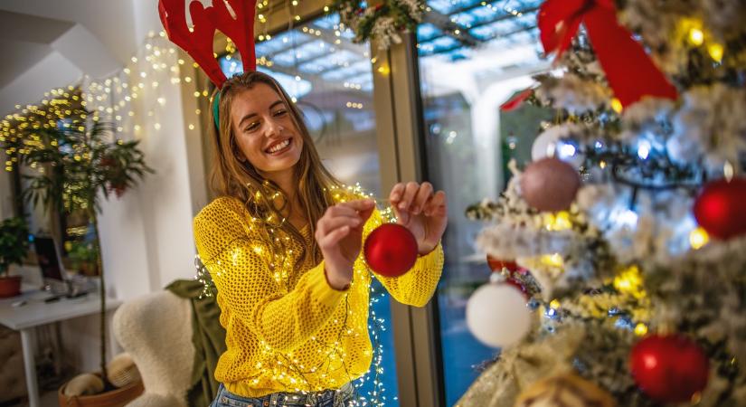 Karácsonyfa díszítés 4 lépésben. A világítást ekkor tedd fel!