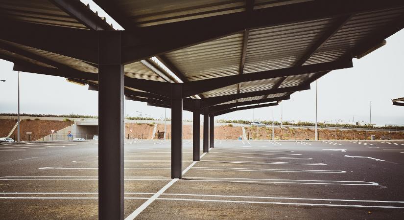 Nem jutottak el a szülők a kórházig – az anya egy üzlet parkolójában szülte meg gyermekét hajnalban