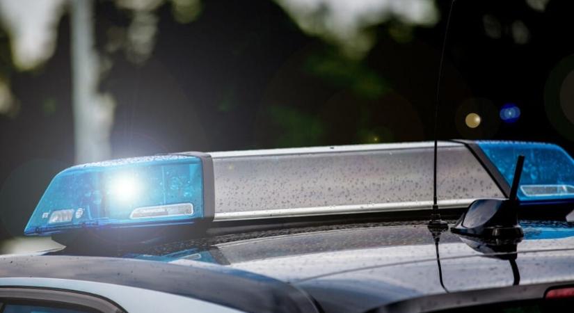 Három rendőr és egy fogvatartott is megsérült, miután az autójuk taxival ütközött Budapesten