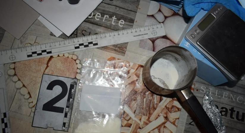 Kétségbeesett anya hívta a rendőröket: a gyerekei rászoktak a drogra