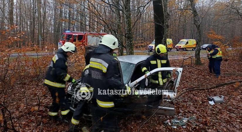 Letért az úttestről és felborult egy autó Hernyéknél