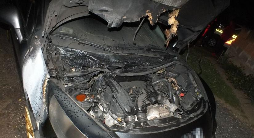 Felgyújtotta a saját fia kocsiját, mert a srác nem hagyta, hogy péppé verje az anyját