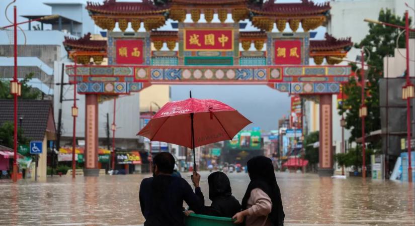 Háromszáz éve nem volt ekkora esőzés, mint ami most sújtja Thaiföldet