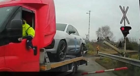 Videó: Pótkocsi rekedt a síneken Komáromnál, a sofőr pánikreakciója is veszélyes volt