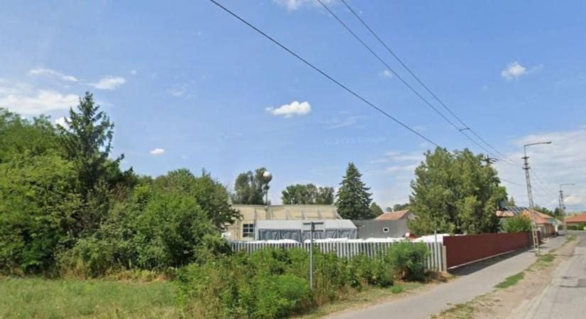 Amit ez a két férfi művelt egy elhagyott káli oszlopnál, annak csúnya vége lett