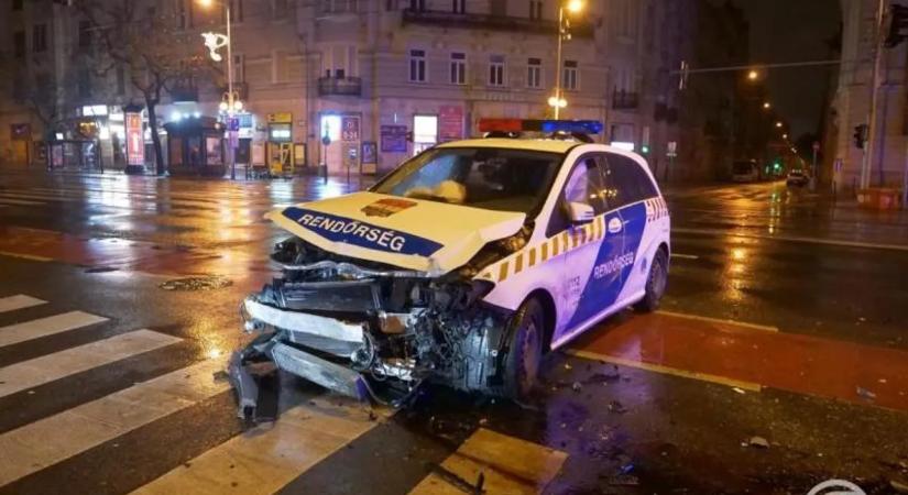 Fogvatartottal a hátsó ülésen karambolozott egy rendőrautó a taxissal hajnalban Budapesten
