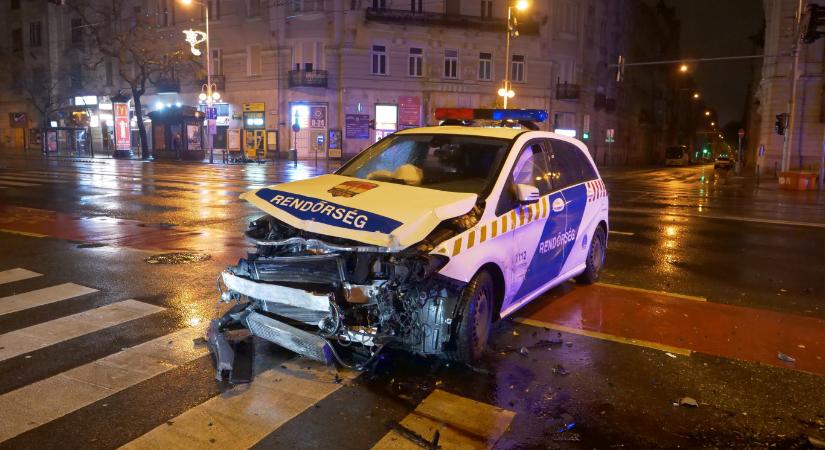 Rendőrautó ütközött taxival Budapesten, négy embert kórházba vittek