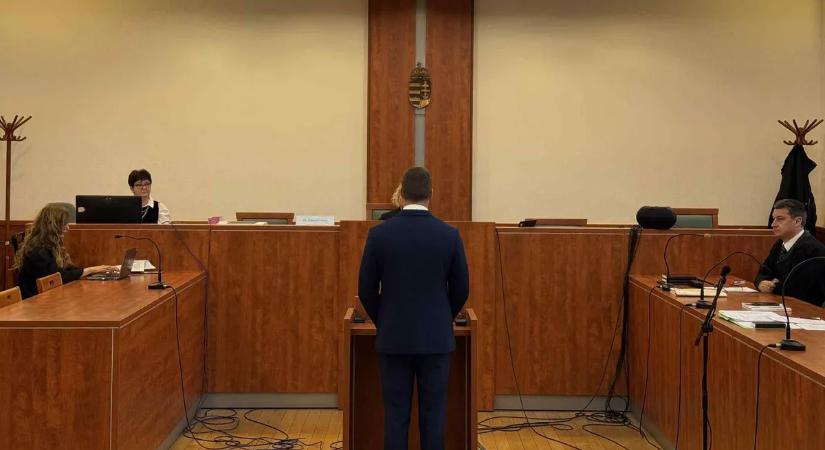 Barátnője kezét szorongatva érkezett a tárgyalására az Árpád hídi gázoló