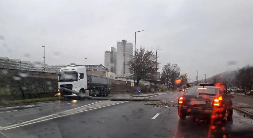 Leállt a forgalom a városban: oszlopnak hajtott a teherautó – videó