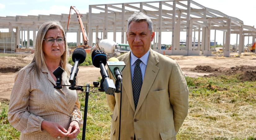 A dolgozók 40 százaléka kínai az 5,8 milliárddal megtámogatott kínai gyárban