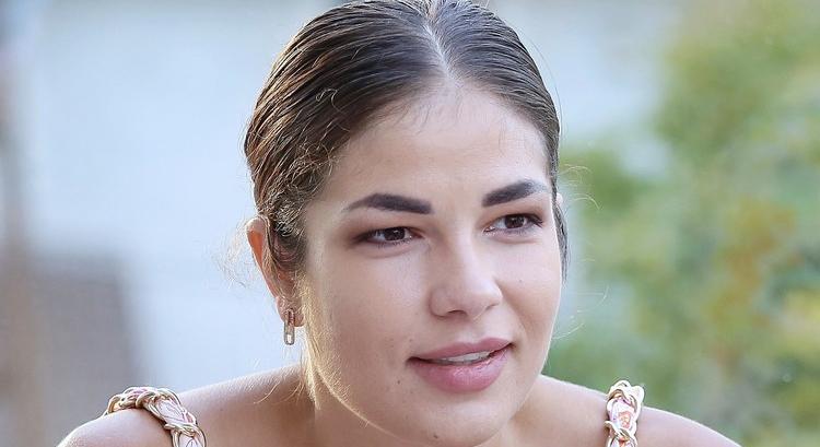 Összeomlott Gáspár Evelin, kamerák előtt sírta el magát (az ág is húzza Gáspár Győző lányát!)