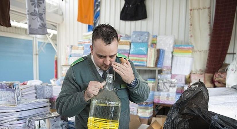 Külföldi árusokra csaptak le a Nagybani Piacnál – álfalat is bevetettek