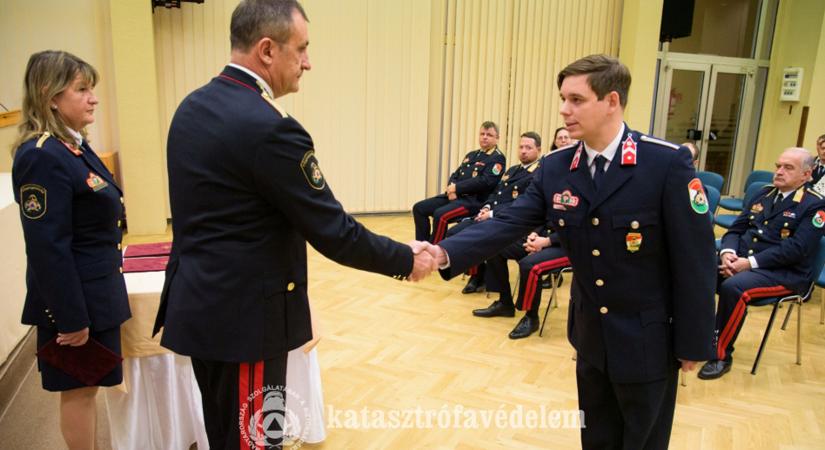 Két esztergomi tűzoltót is előléptettek