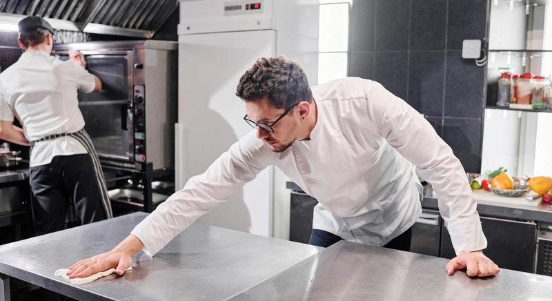 Hogyan biztosítható az ipari konyhák tisztasága és higiéniája?