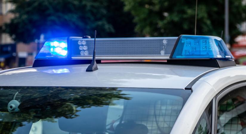 Rendőrautó ütközött taxival Budapesten: három rendőr és egy fogvatartott is megsérült