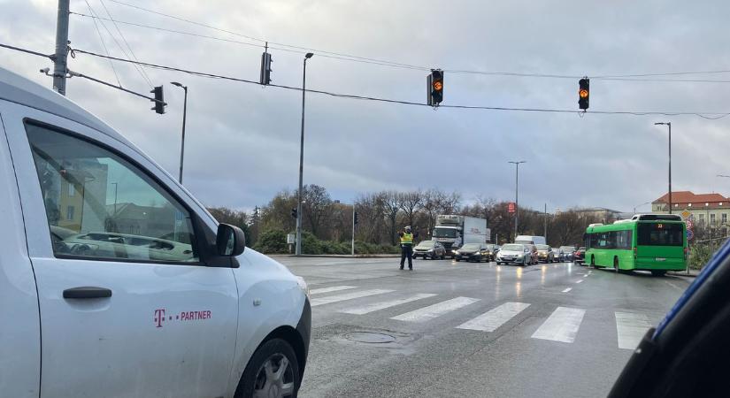 Lámpahiba miatt bénult meg a reggeli csúcsban a forgalom a 48-as térnél