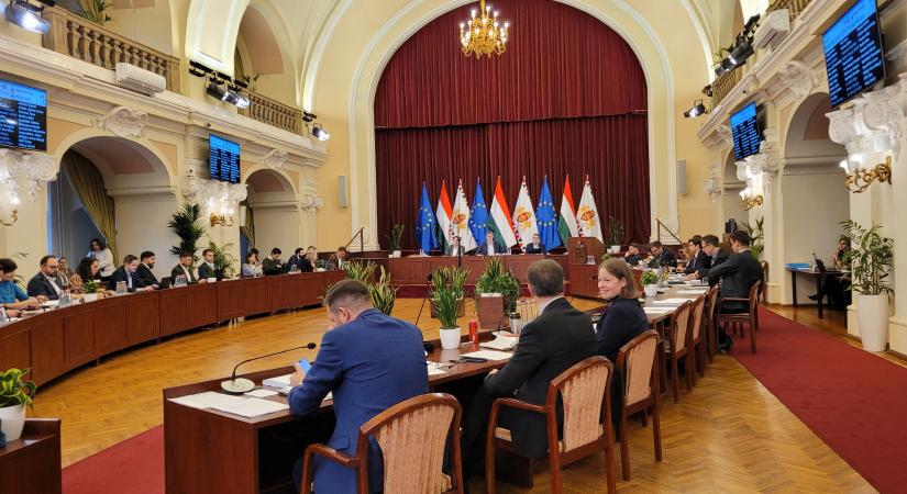 „Tényleg önök akarnak egyedül kétharmaddal kormányozni?″ – több frakció is a Tiszát kritizálta