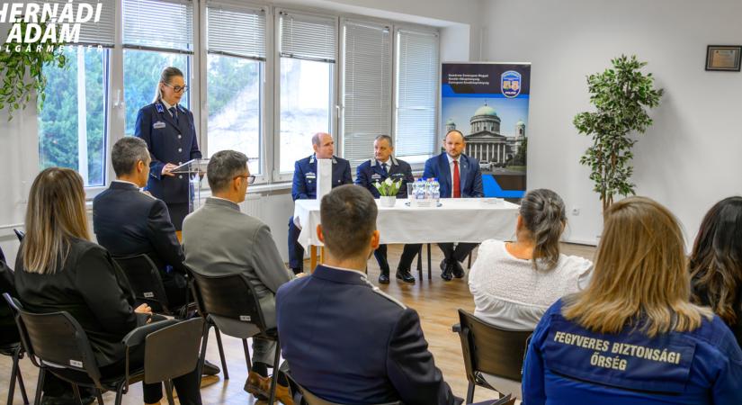 Rendőrségi jutalmakat adtak át Esztergomban