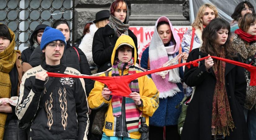 Csak az igen jelent igent – újra véres lepedőkkel és néma kiállással tiltakoztak a diákok a Képzőművészeti Egyetem előtt