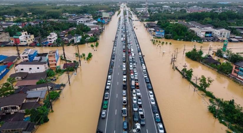 Árvíz miatt omlik össze az ellátás: kórház első emelete is víz alá került Thaiföldön
