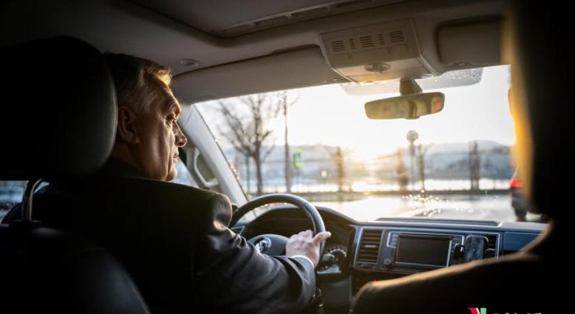 Orbán Viktor a volánnál – de vezethet-e a miniszterelnök?