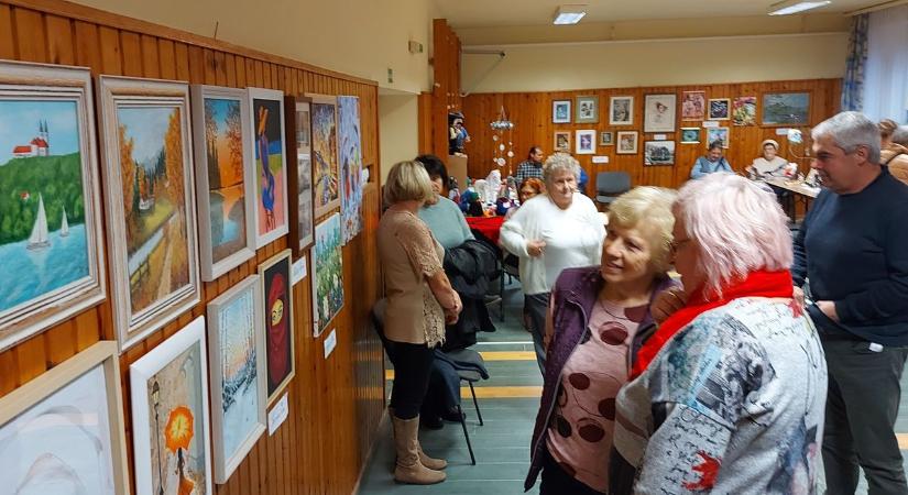 Az úrhidai nyugdíjasok kiállítása a tevékeny önkifejezést jelenti